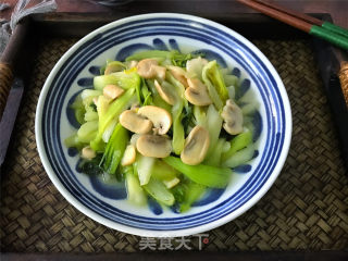 蘑菇炒菜梗的做法步骤：10