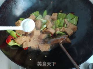 辣椒炒面筋的做法步骤：16