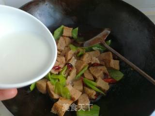 辣椒炒面筋的做法步骤：17
