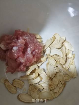 西洋参炖瘦肉的做法步骤：1