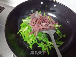 牛肉炒青椒的做法步骤：5