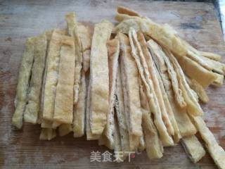 豆腐皮炒肉片的做法步骤：2