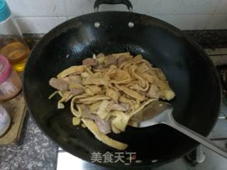 豆腐皮炒肉片的做法步骤：7