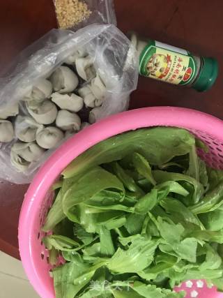 鱼饺茼蒿汤的做法步骤：1