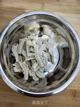 酸辣肚丝汤的做法步骤：1