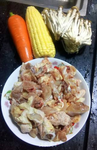 玉米胡萝卜鸡汤的做法步骤：1