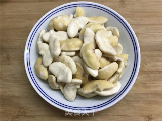 毛豆子炒菱角的做法步骤：1