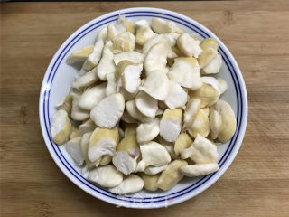 毛豆子炒菱角的做法步骤：2