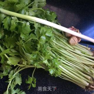 蒜香嫩芹的做法步骤：1