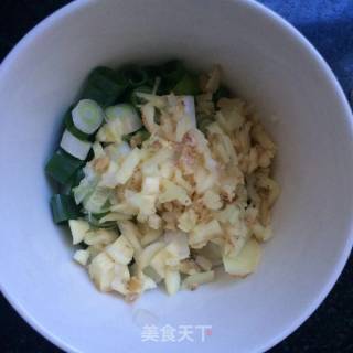 蒜香嫩芹的做法步骤：3