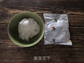 蜜汁黑凉粉的做法步骤：1