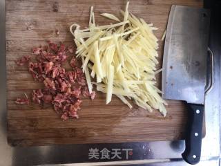 腊肠土豆丝煎饼的做法步骤：1
