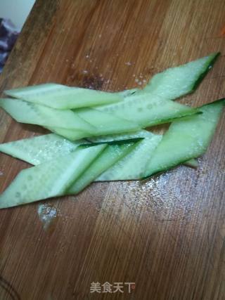 黄瓜红萝卜的做法步骤：2