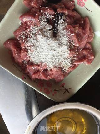 洋葱炒牛肉的做法步骤：2