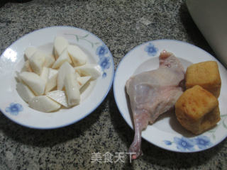 油豆腐腊鸭腿山药汤的做法步骤：1