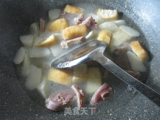 油豆腐腊鸭腿山药汤的做法步骤：6