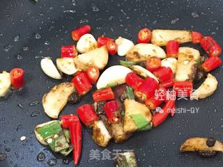 香辣过瘾的干锅杏鲍菇的做法步骤：4