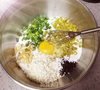 酸豇豆虾皮饼的做法步骤：1