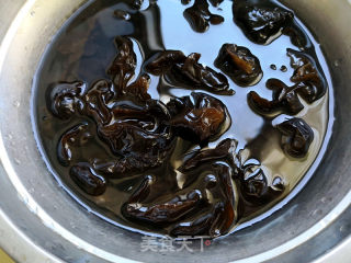 菜心炒木耳的做法步骤：1
