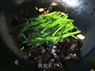 菜心炒木耳的做法步骤：5