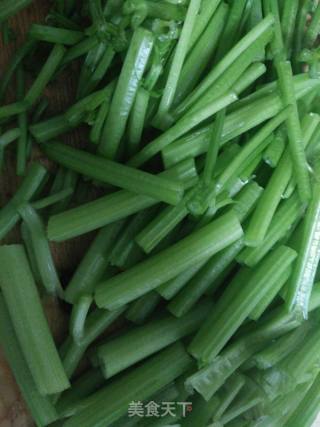 芹菜炒腊肉的做法步骤：1
