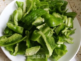 彩椒爆鸡块的做法步骤：2