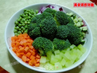火腿西兰花彩蔬的做法步骤：1