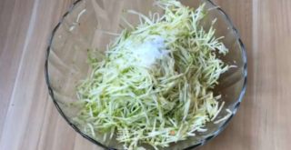 手不沾油不沾面，十分钟做一大盘比鸡蛋灌饼还好吃的早餐饼！的做法步骤：2