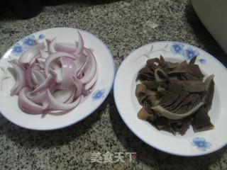洋葱炒毛肚的做法步骤：1