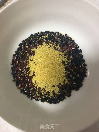 黑米红豆小米粥的做法步骤：1