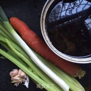 芹菜萝卜炒木耳的做法步骤：1