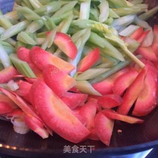 芹菜萝卜炒木耳的做法步骤：5