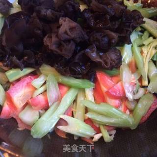 芹菜萝卜炒木耳的做法步骤：6