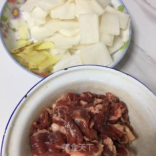 萝卜炒牛肉的做法步骤：1
