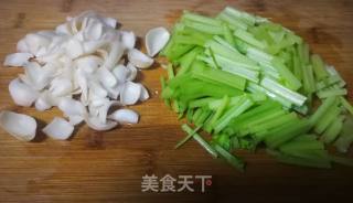 西芹百合的做法步骤：1
