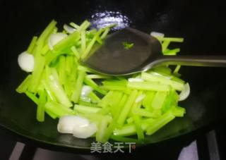 西芹百合的做法步骤：2