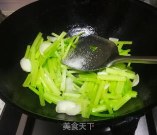 西芹百合的做法步骤：3
