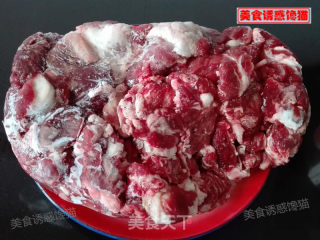 酱香牛腩的做法步骤：1
