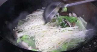 白菜不要在炖豆腐了，这样做白菜，营养均衡又保持蔬菜鲜味！的做法步骤：9