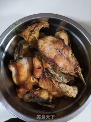 青椒西红柿烧草鱼的做法步骤：2