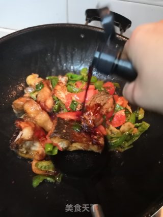 青椒西红柿烧草鱼的做法步骤：6