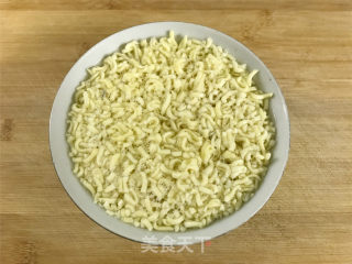 泡面香肠烘蛋的做法步骤：3