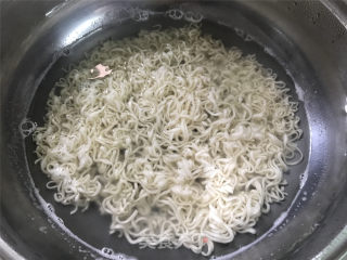 泡面虾皮蛋羹的做法步骤：2