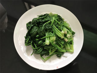 菠菜肉丝炒年糕的做法步骤：1