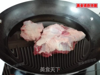 酸菜牛腩的做法步骤：2