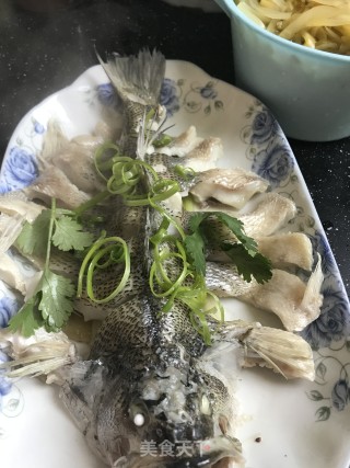 清蒸鲈鱼的做法步骤：6