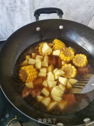 月牙骨炖土豆玉米的做法步骤：6
