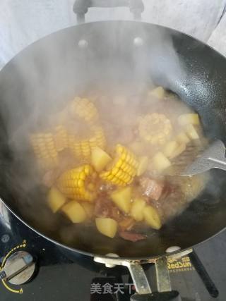 月牙骨炖土豆玉米的做法步骤：7