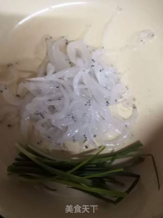 银鱼炒蛋的做法步骤：1