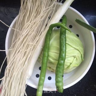 包菜炒粉条的做法步骤：1